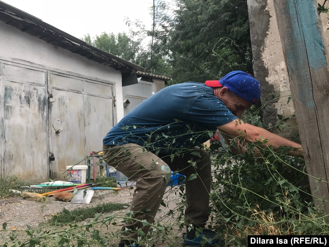 Бар видеосындағы үстел үстіндегі секс