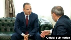 Armenia -- Prime Minister Nikol Pashinian (R) meets with Zareh Sinanyan, the newly appointed commissioner of Diaspora affairs, Yerevan, June 14, 2019.