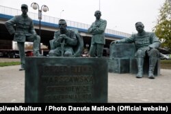 Пам’ятник у Польщі в Скерневицях під назвою «Перед Варшавською битвою – Скерневиці 1920-2020». Він вшановує народи, які підтримали польську армію в боротьбі проти більшовиків 1920 року. У скульптурній композиції: маршал Юзеф Пілсудський, голова Директорії УНР Симон Петлюра, прем’єр Угорщини Пал Телекі та військовий радник штабу польської армії, а пізніше президент Франції Шарль де Голль. 9 листопада 2020 року