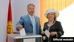 Курманбек Бакиев в бытность президентом Кыргызстана с супругой Татьяной на избирательном участке в день выборов в 2009 году.