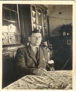 Олексій Кейс, свідок Голодомору, дід Андреи Халупи. Знімок зроблений у Німеччині після Другої світової війни. Табір біженців Гайденау