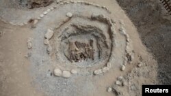 تصویری از یافته‌های باستان‌شناسی در گورستانی در غرب چین که خبرگزاری شین‌هوا روز چهارشنبه منتشر کرد