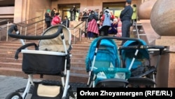 Детские коляски у подъезда правительства, оставленные многодетными матерями, которые пришли с требованиями к чиновникам. Нур-Султан, 20 сентября 2019 года. Иллюстративное фото.