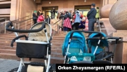 Детские коляски у подъезда правительства, оставленные многодетными матерями, которые пришли с требованиями к чиновникам. Нур-Султан, 20 сентября 2019 года. Иллюстративное фото.