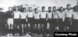 Футбольная команда Динамо Киев, 1929 год. Крайний слева Л. Коген. Источник: Википедия