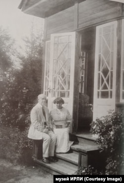 Федор Сологуб и Анастасия Чеботаревская на даче в Эстонии. 1912–1914