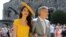 Amal Clooney és George Clooney megérkeznek a Szent György-kápolnához Windsorban Meghan Markle és Harry herceg esküvőjére 2018. május 19-én.