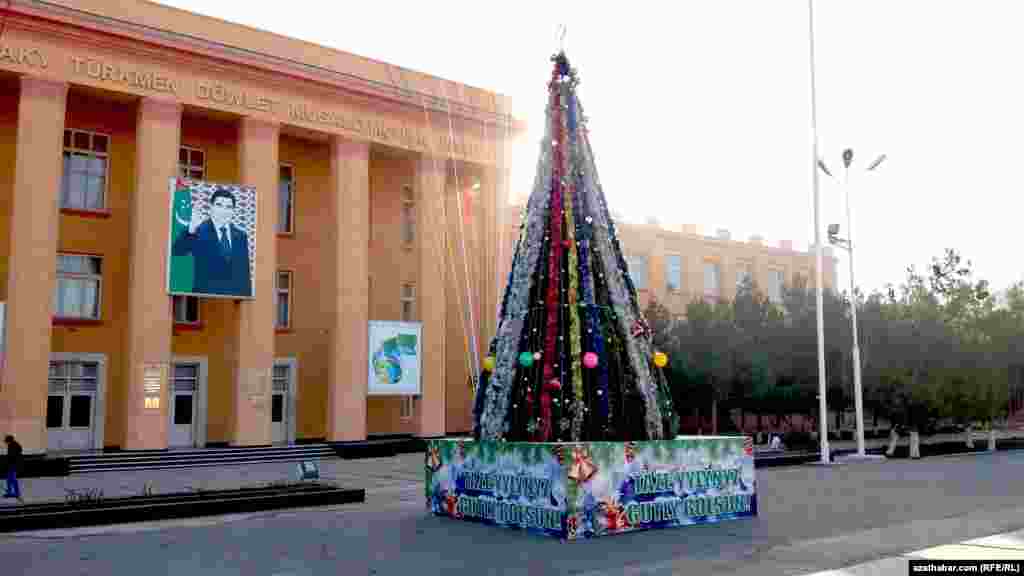 Türkmenabat şäherindäki Türkmen Döwlet Mugallymçylyk institutynyň öňünde oturdylan Täze ýyl arçasy.