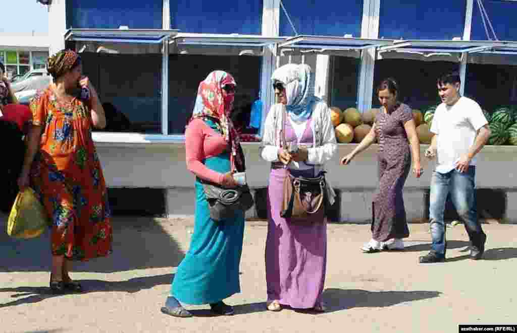 Dollar çalyşýan zenanlar