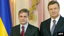 Президент України Віктор Янукович і посол Росії Михайло Зурабов