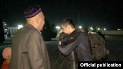 При возвращении Ботиржона Ибрагимова встретили его родители. Фото пресс-службы УВД Ферганской области.