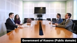 Kreu i LDK-së, Lumir Abdixhiku, së bashku me ish-presidenten, Vjosa Osmani, gjatë takimit me kreun e LVV-së, Albin Kurti, dhe zyrtarin e lartë të kësaj partie, Hekuran Murati. Prishtinë, korrik 2026. 