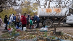 Люди у автоцистерны с водой в Бахчисарайском районе Крыма, 2020 год. Архивное фото