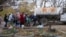Люди біля автоцистерни з водою у Бахчисарайському районі Криму, 2020 рік. Архівне фото
