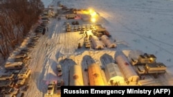 Echipele de urgență la locul prăbușirii avionului Antonov-148 în districtul Ramensky de la periferia Moscovei, 12 februarie 2018.