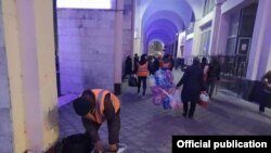 "Тазалыктын" кызматкерлери майрамдан кийинки Ала-Тоо аянтын тазалап жатышат. Бишкек. 1-январь, 2020-жыл.