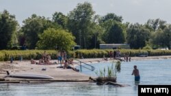 Fürdőzők egy balatonföldvári strandon a nyári szezon elején, 2017. május 19-én 