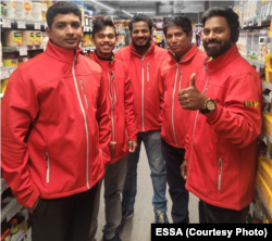 O parte din muncitorii din Sri Lanka angajați în retail, în România, de firma lui Eugen Saulea în România. Procedurile au durat aproape un an.