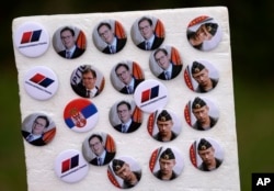 На прошлогодних предвыборных митингах Прогрессивной партии, лидером которой является Александр Вучич, значки с его изображением продавались вместе со значками с портретом Путина