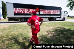 Un camion încărcat cu ajutoare pleacă spre Ucraina de la Aerodromul Utilitar Cioca, Timișoara, 25 mai 2022. Transport organizat de Consiliul Județean Timiș prin Crucea Rosie Timisoara.