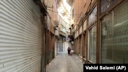 Marele Bazar din Teheran pune lacătul în vreme ce protestatarii cer greva generală
