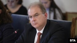 Председателят на правната комисия Радомир Чолаков от ГЕРБ