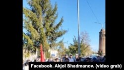  Собравшиеся перед администрацией Озгена в Кемпир-Абаде. 17 ноября 2022 г.
