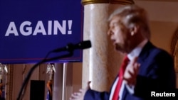  На плакате надпись: «Снова!» На переднем плане — Дональд Трамп