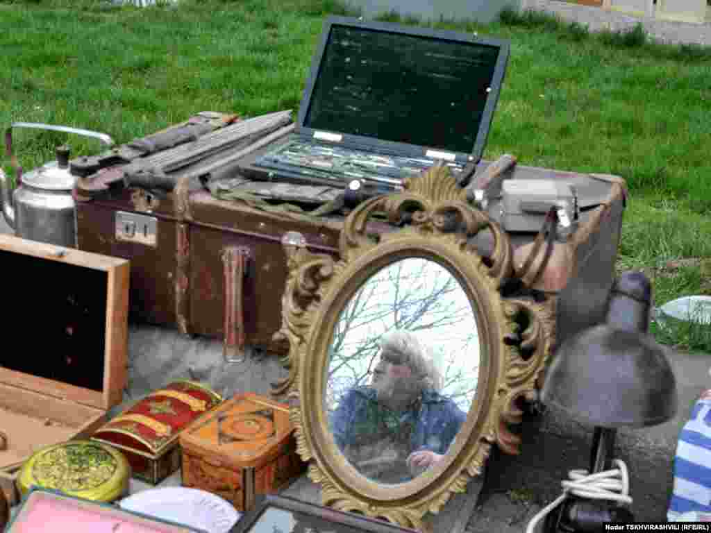 ნივთები ძველი ჩემოდნიდან - ყოველდღიურად მშრალი ხიდის მიმდებარე ტერიტორიაზე განთავსებულ ძველმანების ბაზრობასა და მხატვრების გამოფენას უამრავი ადამიანი სტუმრობს.