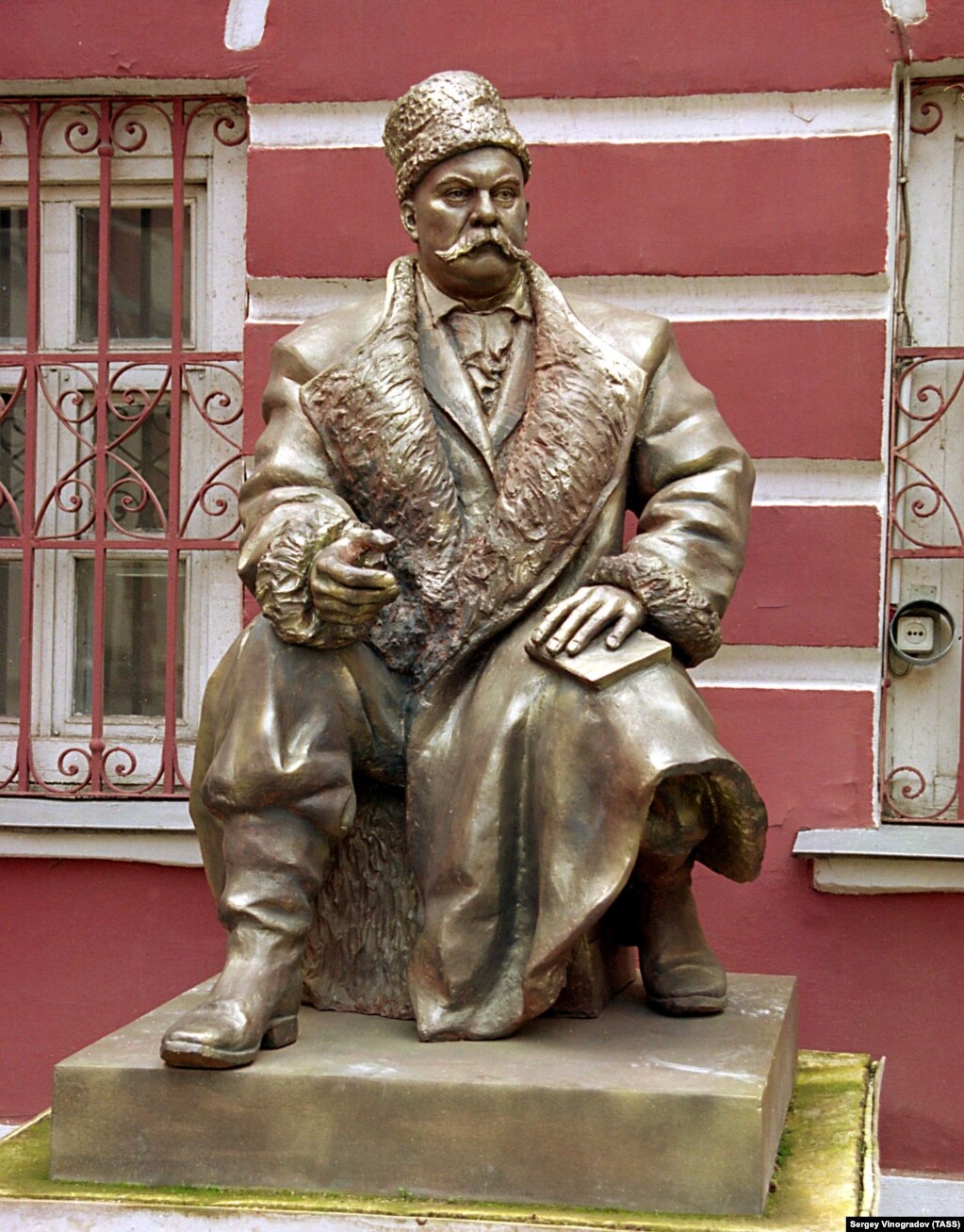 Пам'ятник журналісту і письменнику Володимиру Гіляровському (1855–1935) у Москві. Фото 2004 року