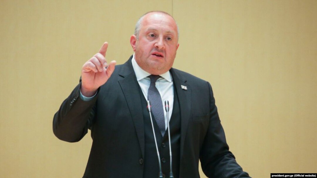 Недопонимание возникло после того, как президент потребовал дать ему возможность ответить на вопросы депутатов