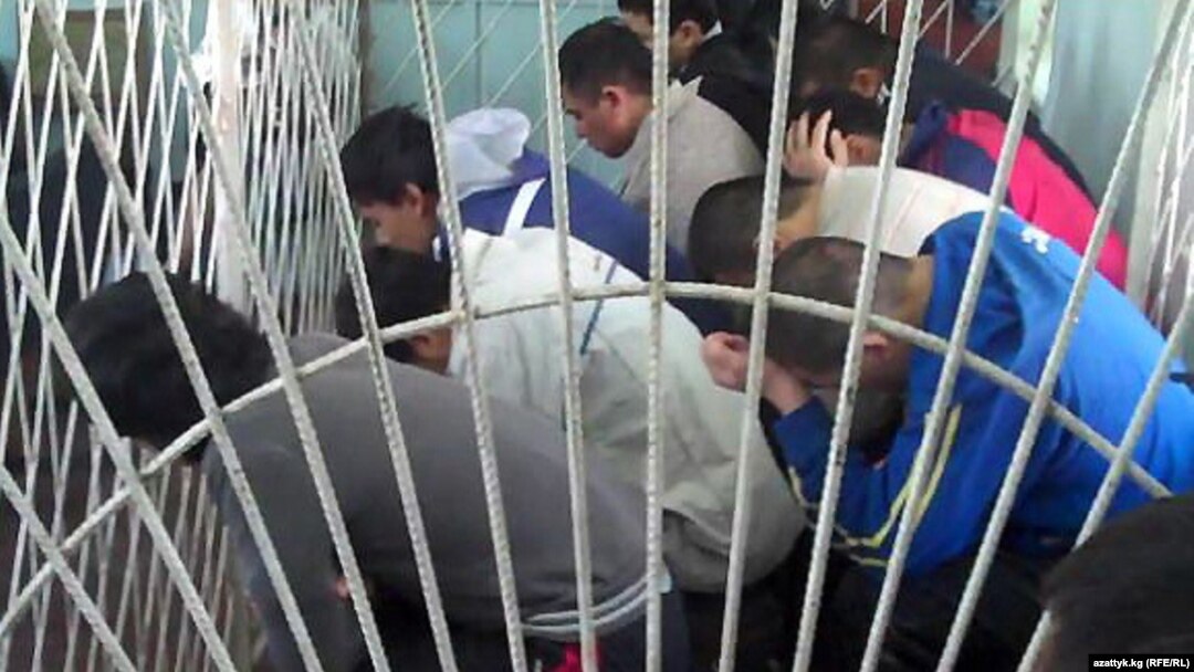 Июндагы тополоңдо Кара-Суу райондук милиция башчысы Адылбек Султановдун мыкаачылык менен өлтүрүлүшүнө шектелгендердин соту 