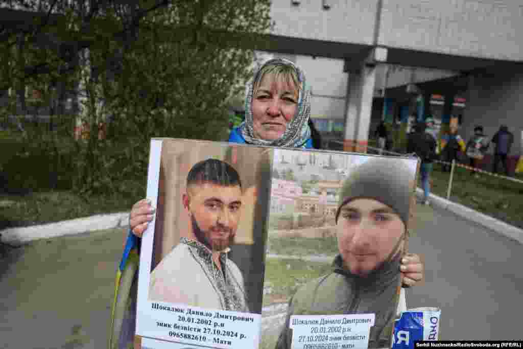 Олена тримає дві фотографії сина Данила. Військовому на момент зникнення було 22 роки. Родина з Луганщини.«Ми переселенці, ще у 2014 році прийшла в наш дім війна. Сину тоді було 12 років, я їх вивезла тоді звідти. У 2022 році він пішов добровольцем, отримав поранення в Бахмуті, повернувся, через тиждень після повернення зник безвісти у Часовому Яру», – розповідає жінка.«Я буду йти вас захищати, хто, як не я. Ми вже з одного дому втікали, ми не маємо втікати зі ще з одного», – казав військовий мамі про свою мотивацію.«Не втрачаю надії, що я його знайду. Люди допомагають і сама вірю, що сина знайду. Сама не знаю, звідки сили беруться», – додає Олена зі сльозами на очах
