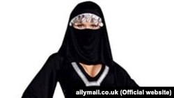 Gahar-gazaba münen müşderiler “Amazony” "Seksi yslamy eginbaş saudi burka" satýandygy üçin, "milletparazlyk" bilen aýyplapdyrlar.