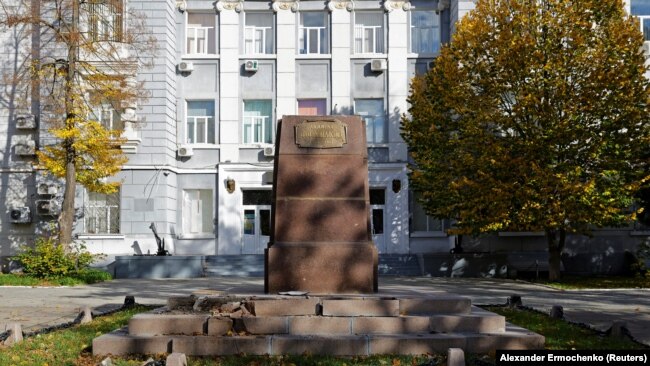 Порожній постамент пам’ятника російському флотоводцю та адміралу Федору Ушаковуу Херсоні, 30 жовтня 2022 року