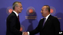 Генералният секретар на НАТО Йенс Столтенберг (вляво) и турският външен министър Мевлют Чавушоглу, 3 ноември 2022 г.