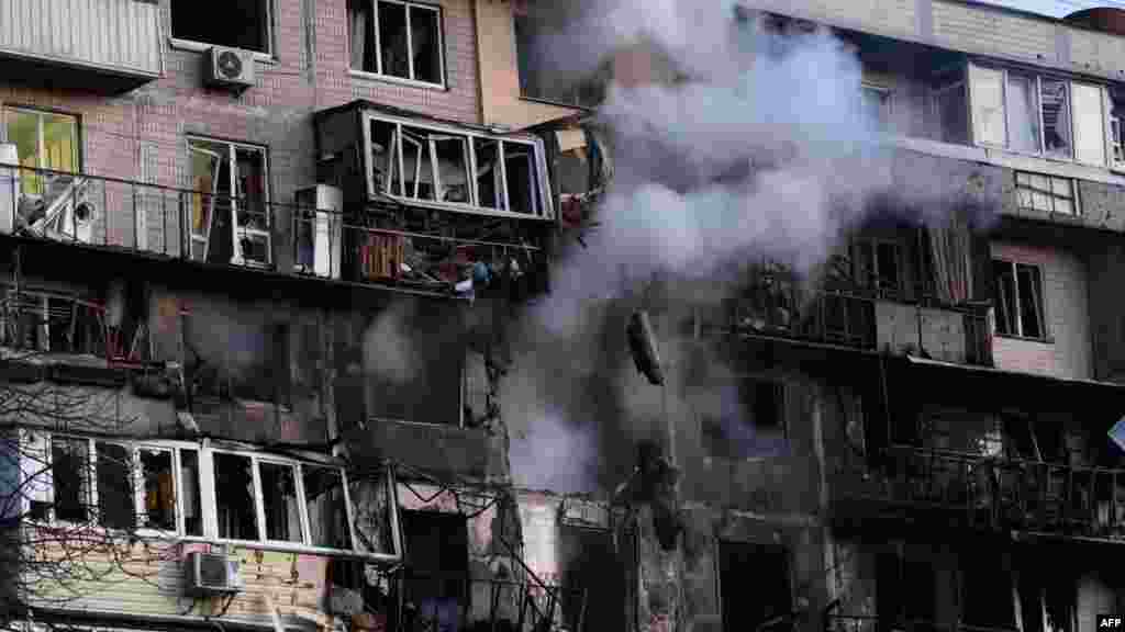 Vitalij Klicsko kijevi polgármester szerint az első jelentések három halálos áldozatról és 26 sérültről szólnak, akik között egy terhes nő is van