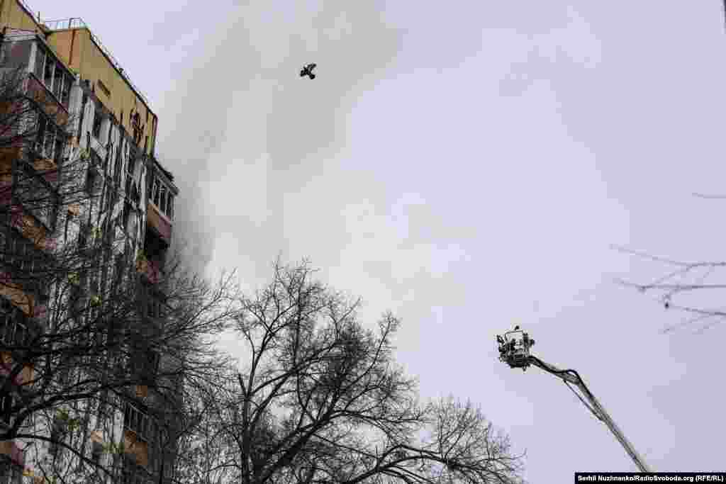 Пошкоджена російським обстрілом багатоповерхівка у Шевченківському районі Києва