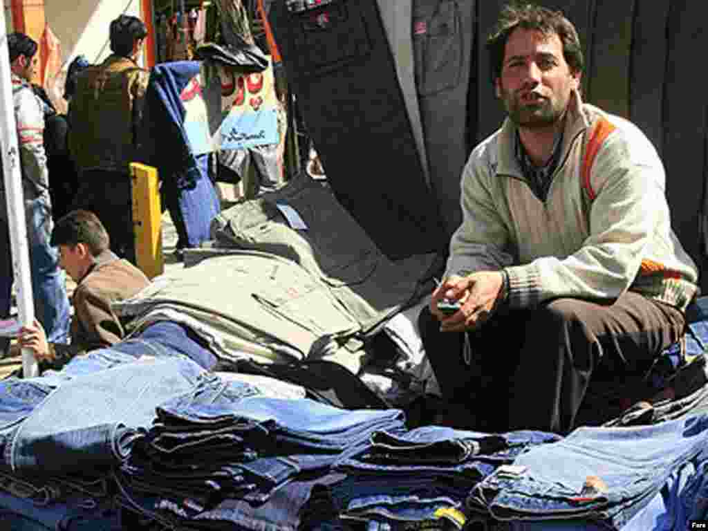 یک دست فروش در بازار دست فروشان تهران. عکس از فارس