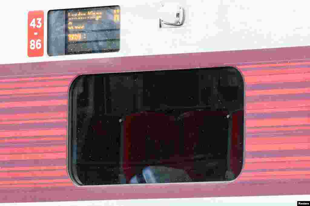 Kofer leži na sjedištu unutar voza Londonske sjeveroistočne željeznice gdje se dogodio niz uboda nožem, na stanici Huntingdon, blizu Cambridgea, Velika Britanija, 2. novembra 2025. godine.