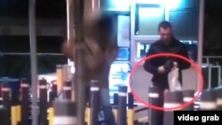 پر یوټیوب یوه ویډیو خپره شوه چې په پلازمېنه بلګراد کې د روسیې د سفارت پوځي اتشه یوه سړي ته د پیسو د ورکولو په حال کې ښيي.