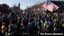 Protest u Mineapolisu blizu mesta gde su federalni agenti fatalno upucali Aleksa Pretija dok su ga privodili, 24. januar 2026.