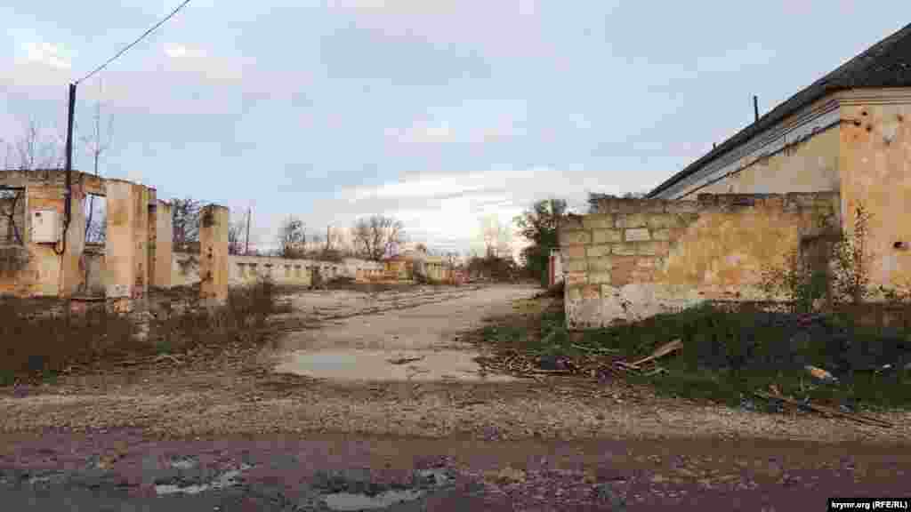От воинской части в Багерово, в основном, остались одни руины. Слева &ndash; остатки контрольно-пропускного пункта