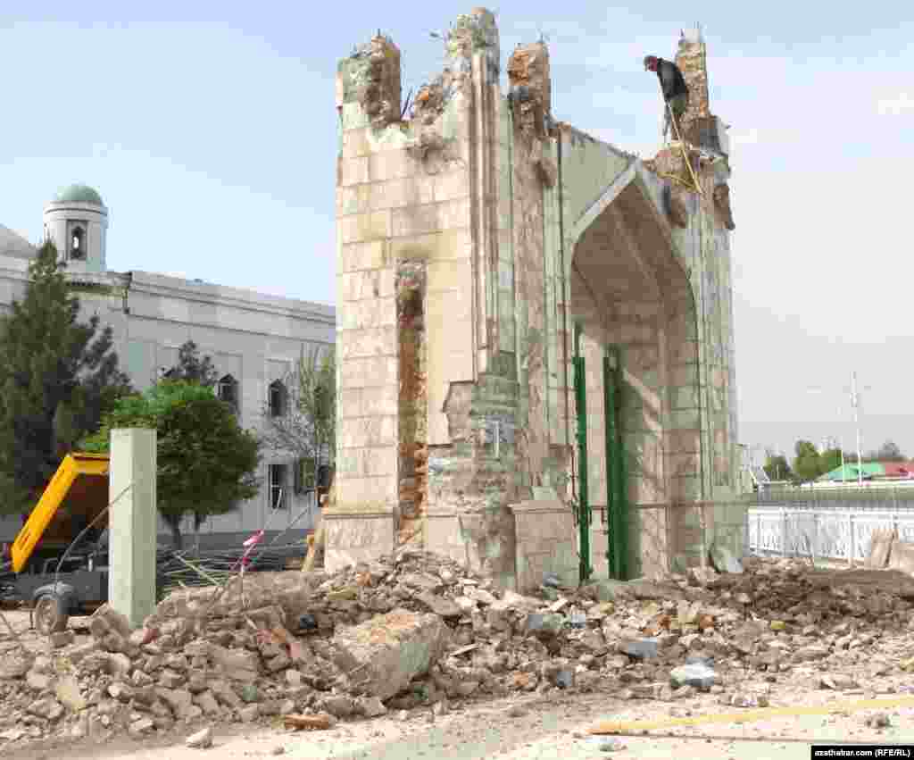 Главные ворота, ведущие на территорию мечети, почти разобраны.&nbsp;