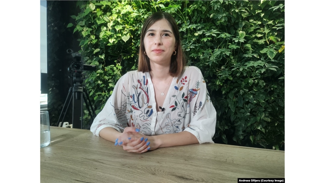 Originară din Iași, Ioana este absolventă a Colegiului Național din Iași.