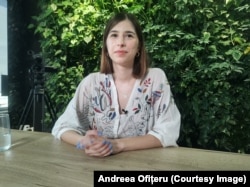 Originară din Iași, Ioana este absolventă a Colegiului Național din Iași.