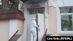 Intrare în secția internări a spitalului de Boli Infecțioase „Toma Ciorbă” din Chișinău, decembrie 2020.