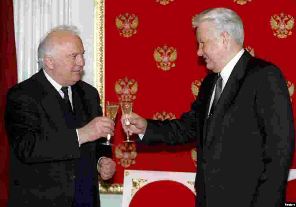 Борис Елтсин, роҳбари вақти Русия (аз рост) бо Эдуард Шеварднадзе дар шаҳри Маскав, 19 марти соли 1996