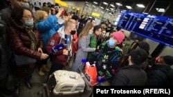 Украинадан эвакуацияланған Қазақстан азаматтарының алғашқы тобы Алматы әуежайына 28 ақпанда түнде қонды.