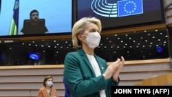 Урсула фон дер Лайен аплодира Володимир Зеленски, който произнесе реч пред Европарламента във вторник